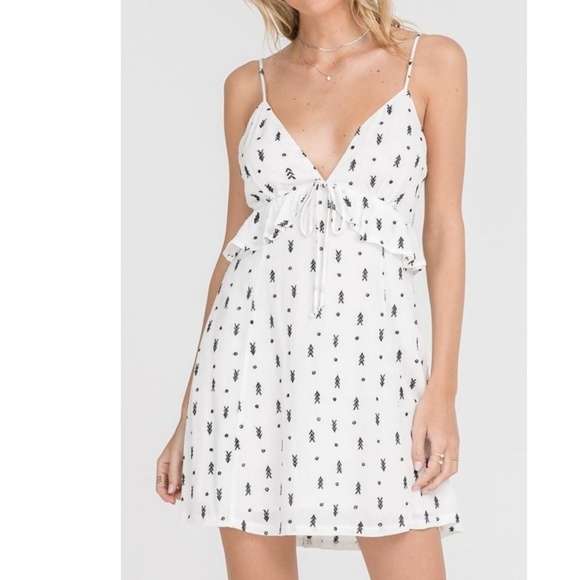 Lulus Dresses & Skirts - Lush Arrow Dress with open tie back